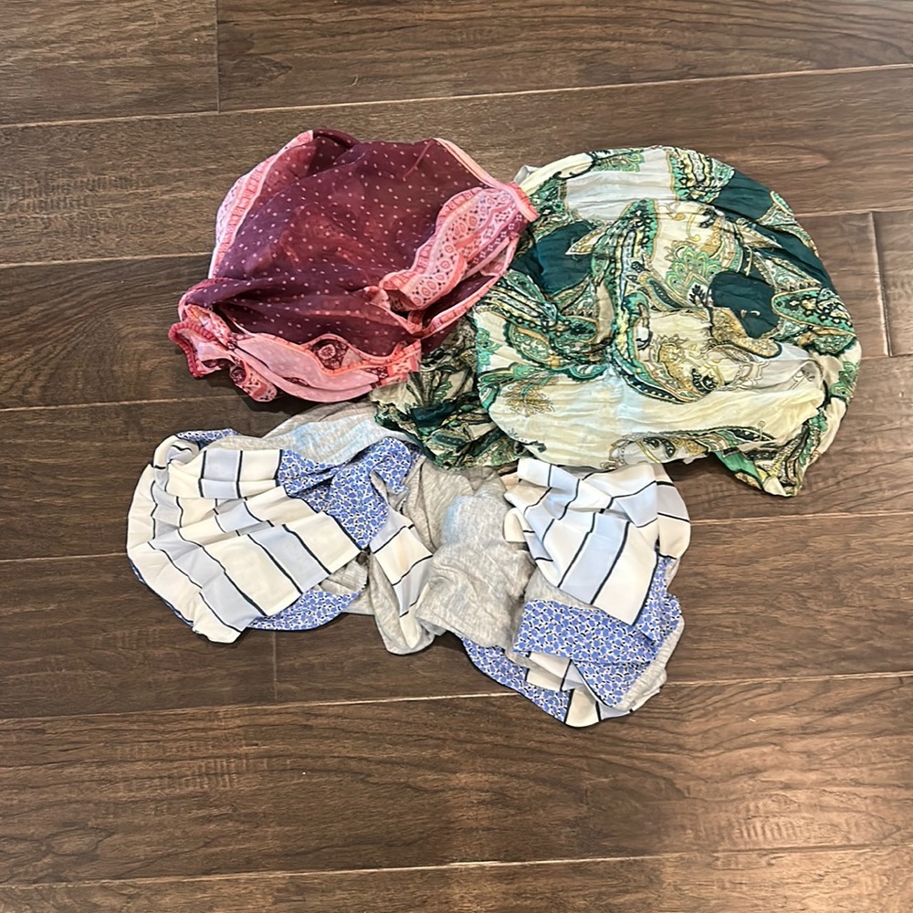 Bundle/lot of 3 scarves